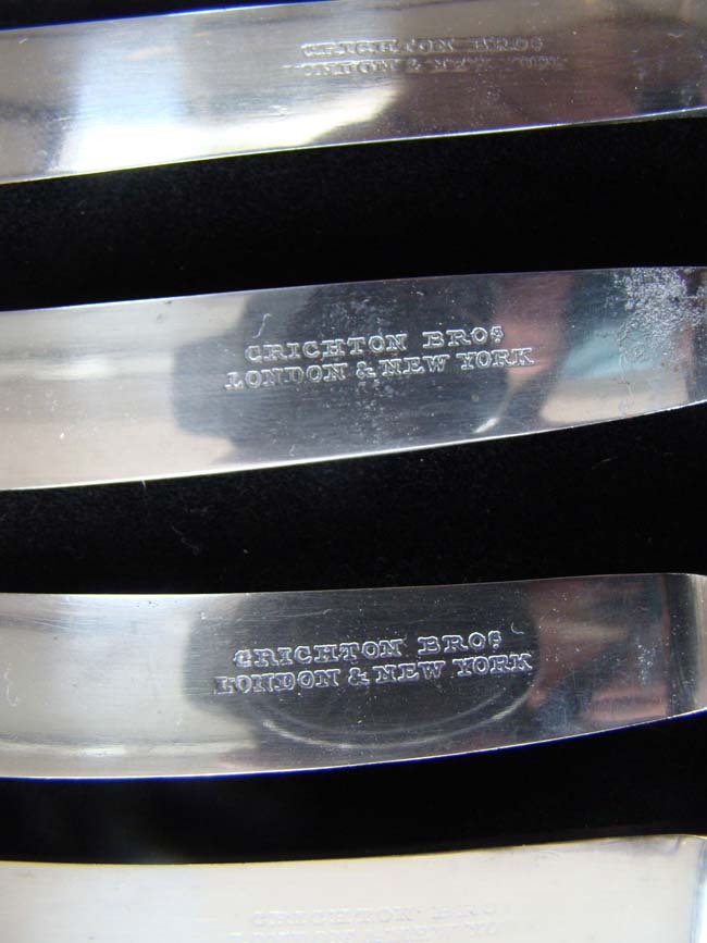 An assembled set of 5 Georgian 18th century sterling silver dinner knives with pistol form handles — image 2